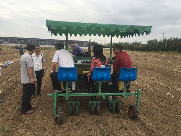 三行牽引移栽機